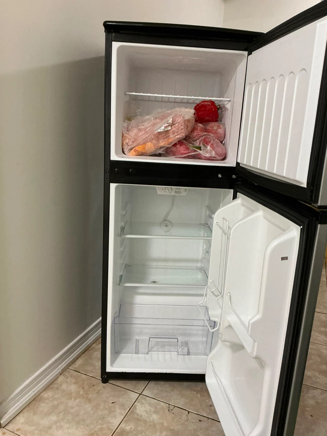 Magic Chef Compact Refrigerator - photo 4