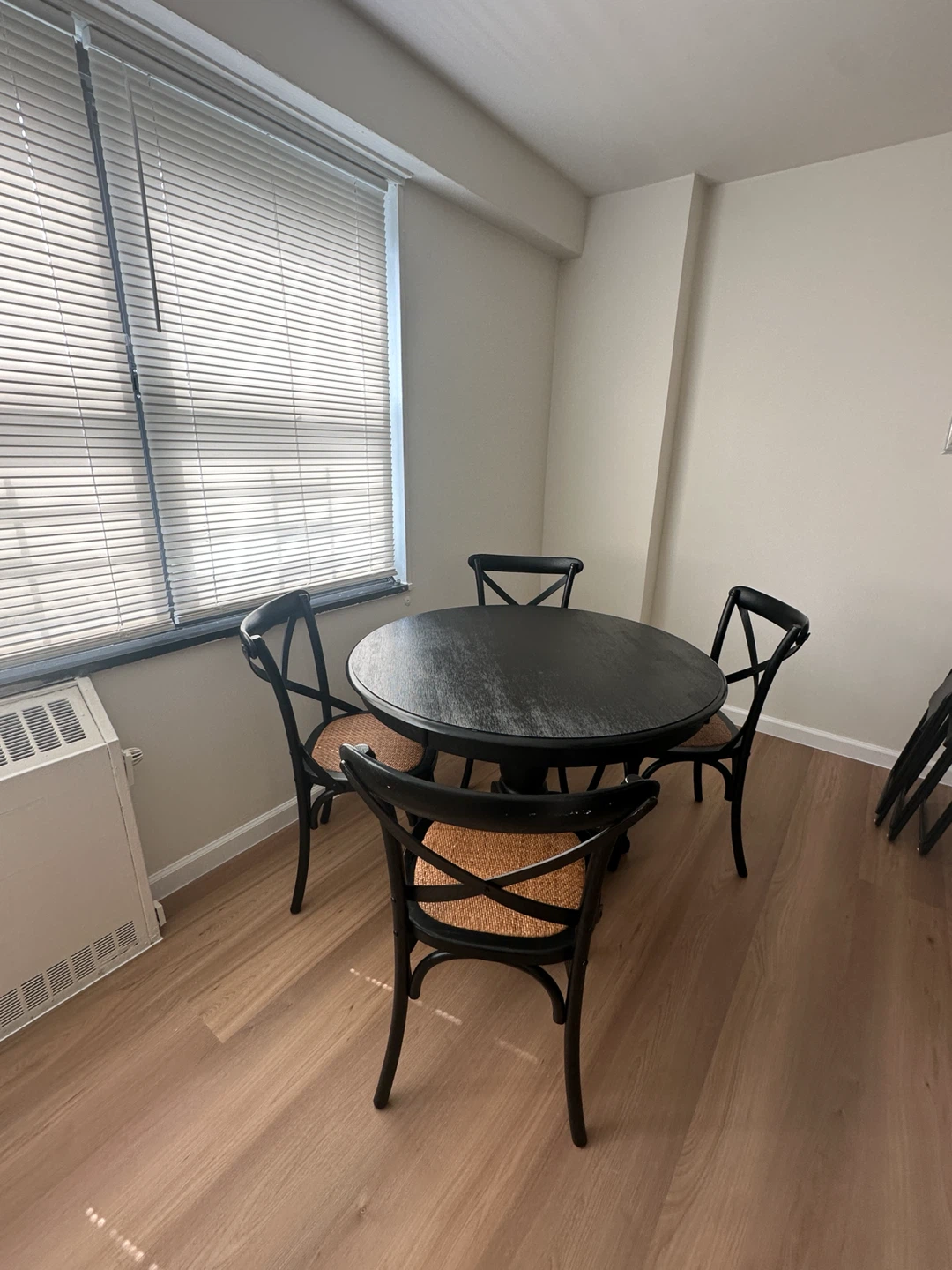 Round Pedestal Dining Table & 4 chairs