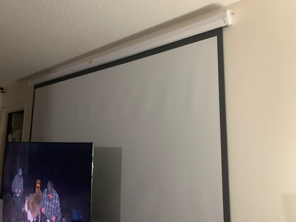 Pull-down Projector Screen