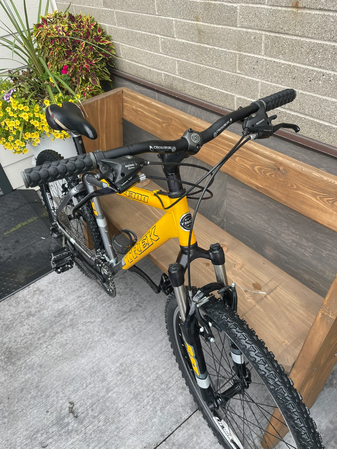 27 Speed Trek mountain bike in excellent condition $275 - photo 3