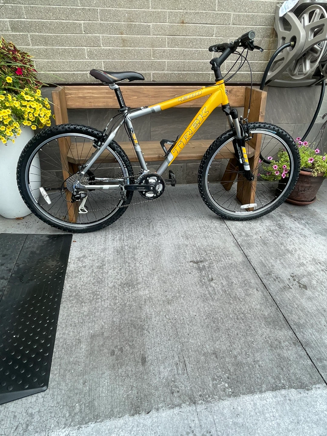 27 Speed Trek mountain bike in excellent condition $275 - photo 4