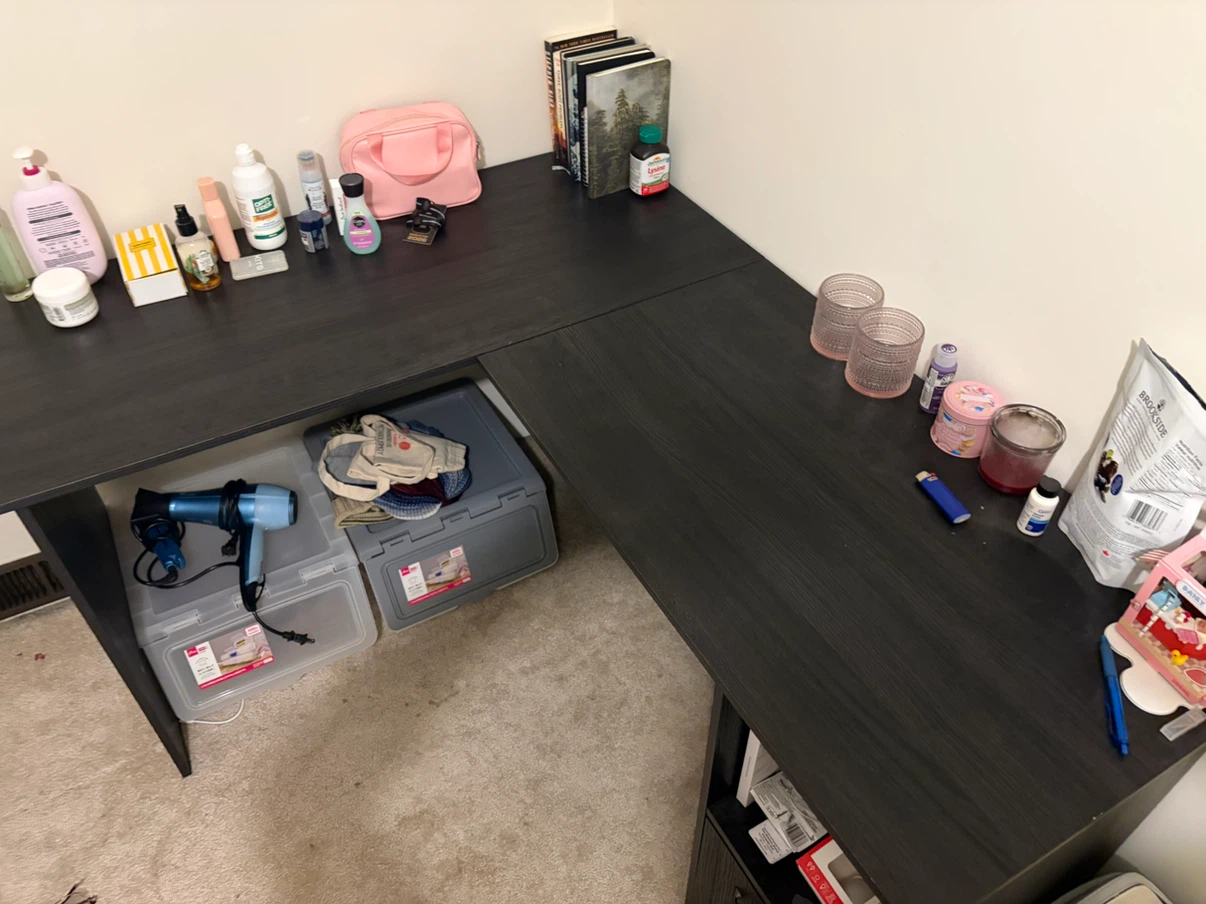 Desk - photo 2