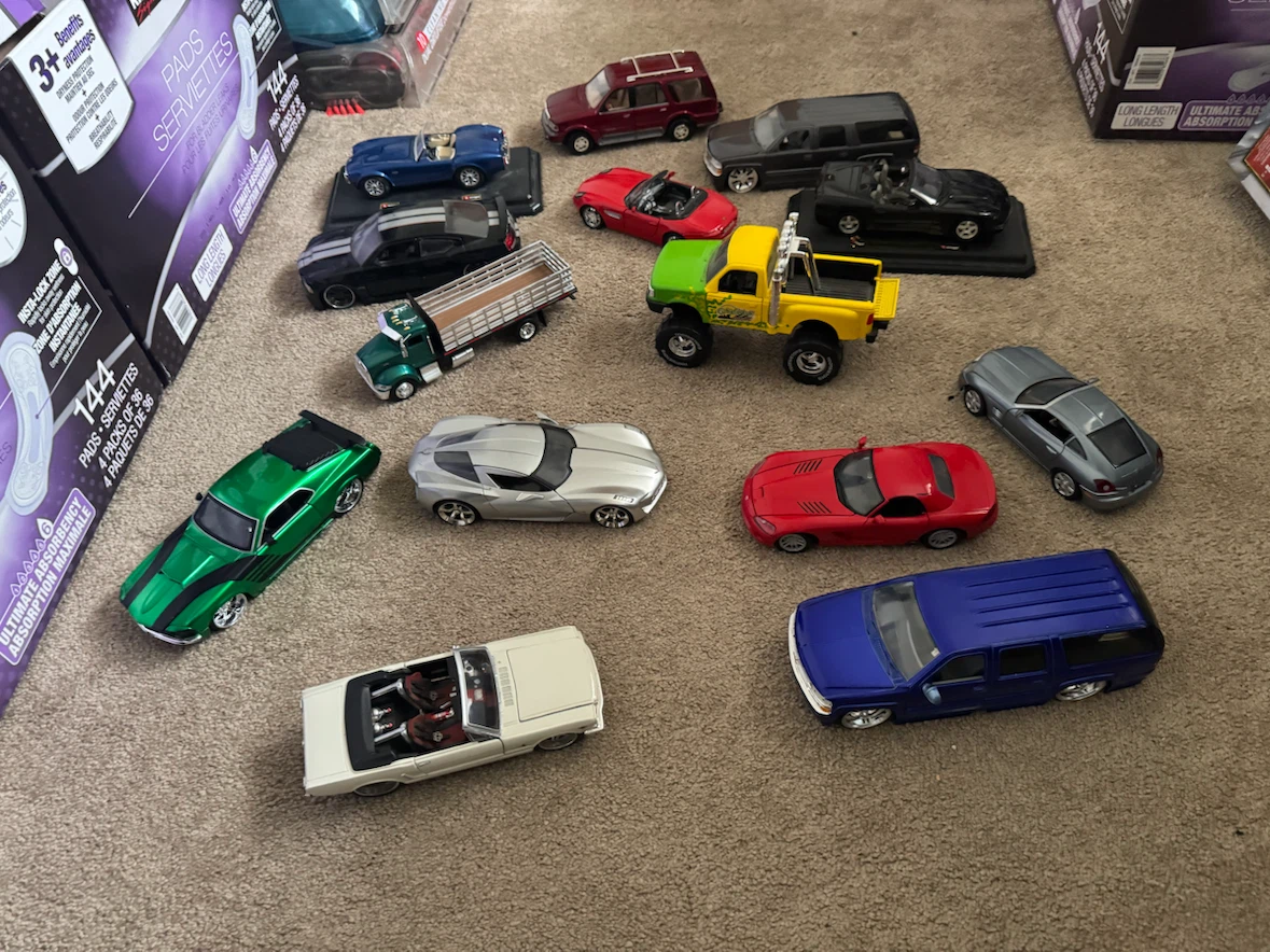 14 Diecast Cars and Trucks. All 1/24th - photo 2