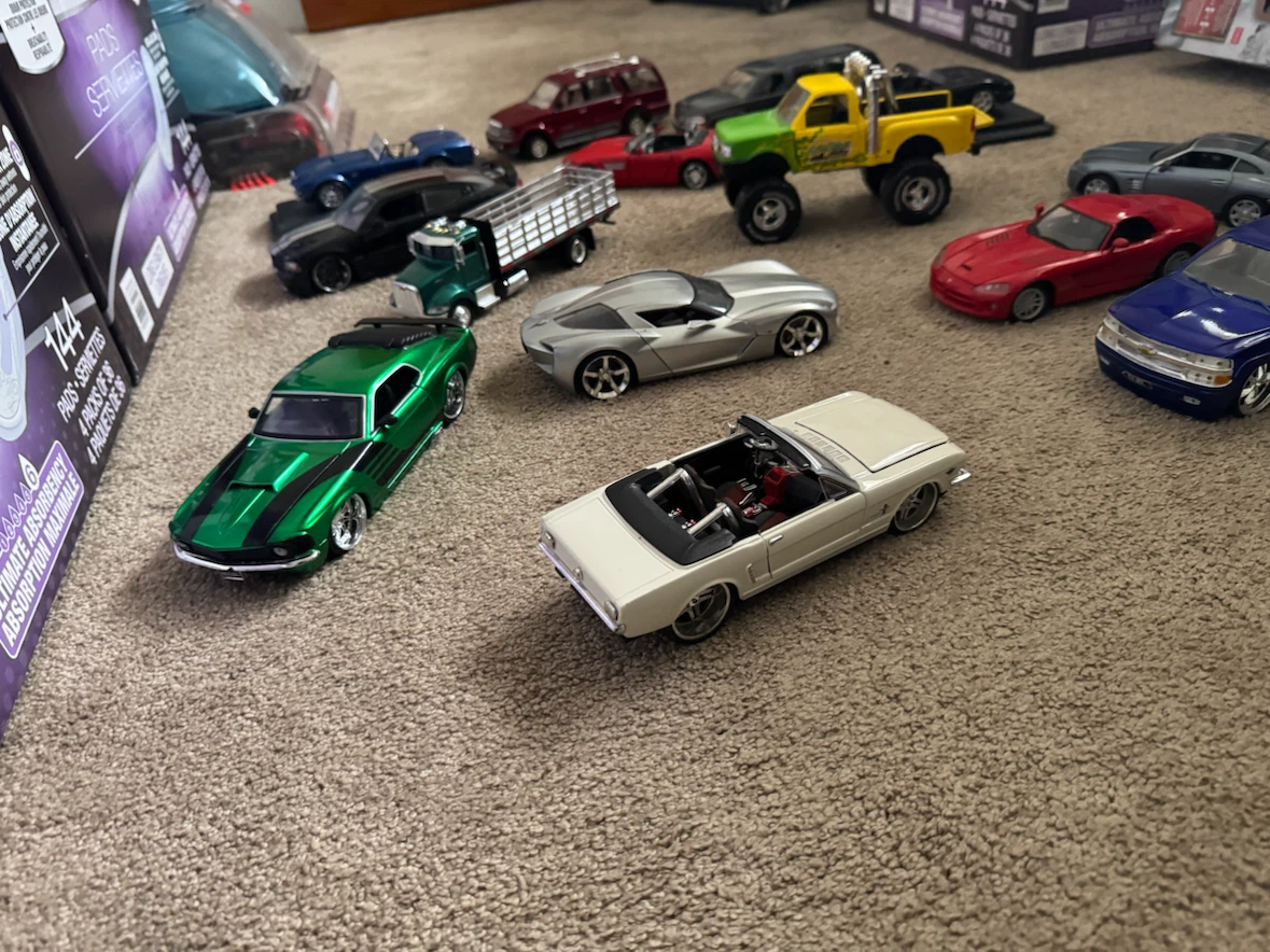 14 Diecast Cars and Trucks. All 1/24th - photo 3