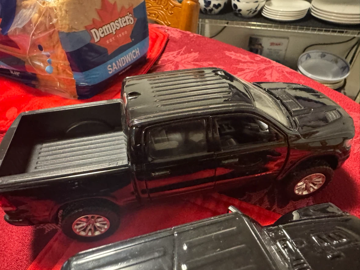 5 Diecast Pickup Trucks - photo 5