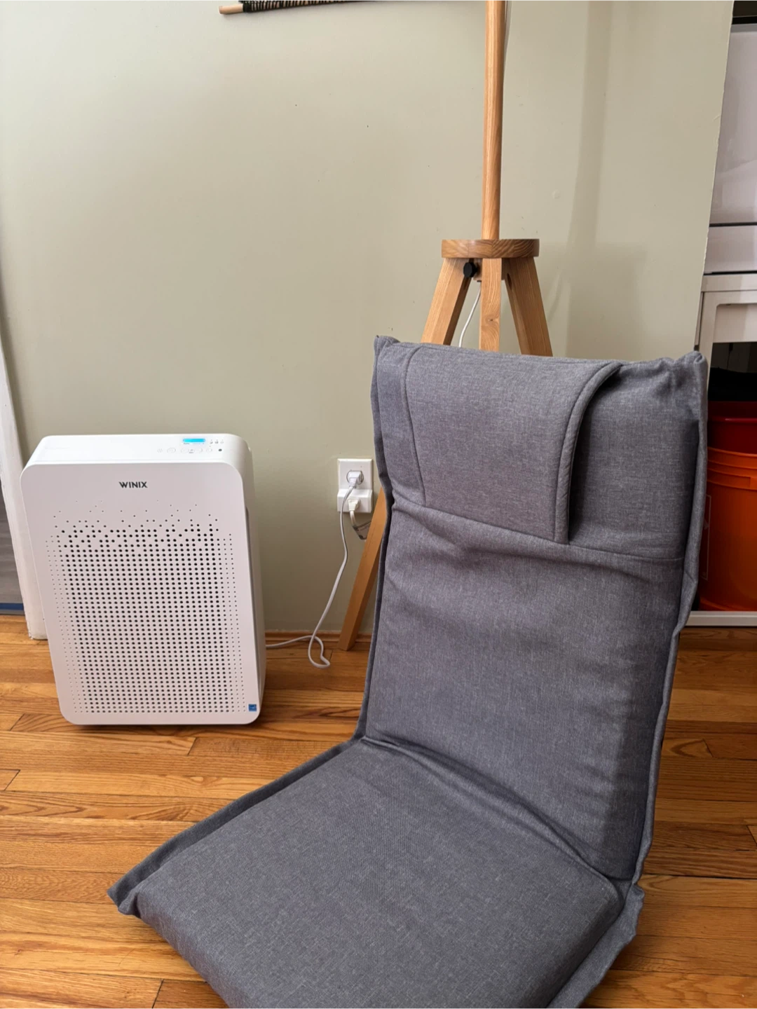 Reclining floor chairs