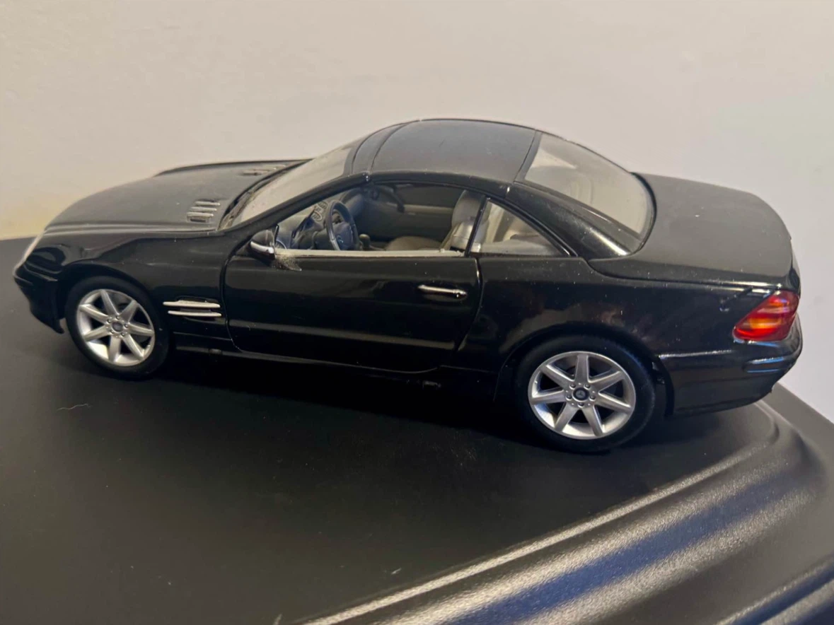 Diecast Mercedes SL. 1/18th scale.