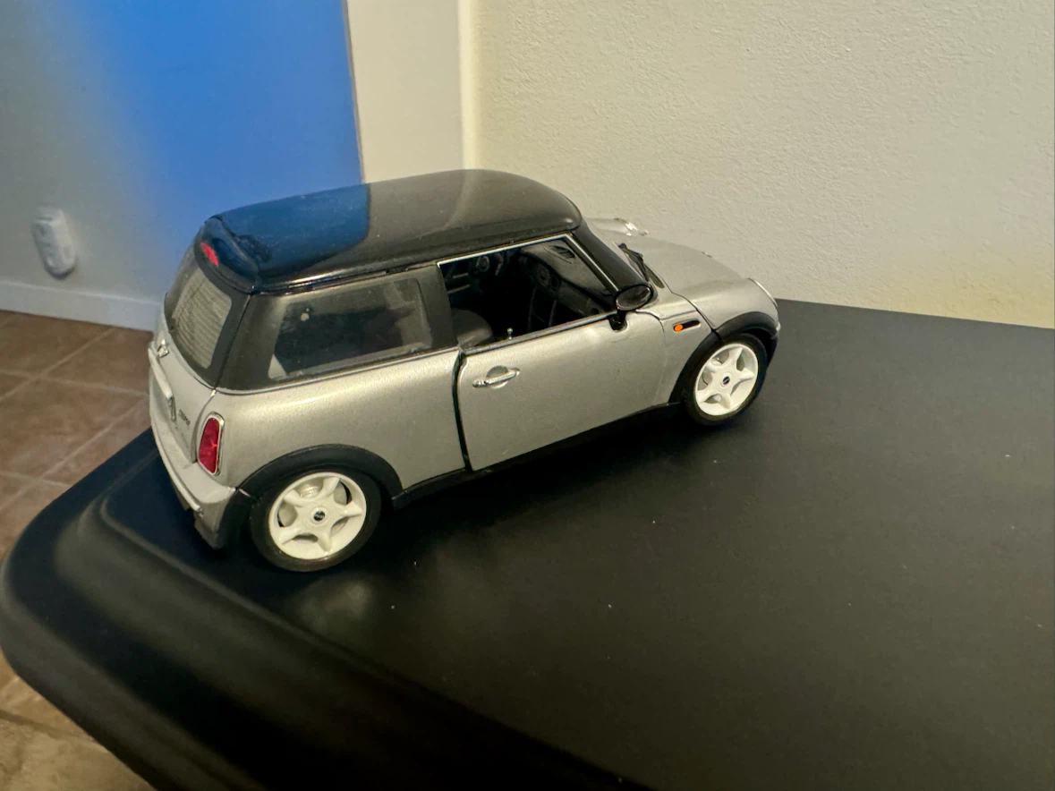 2 Diecast Mini Coopers. - photo 2