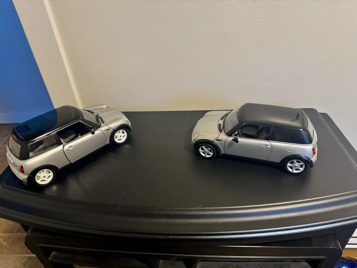 2 Diecast Mini Coopers. - photo 3