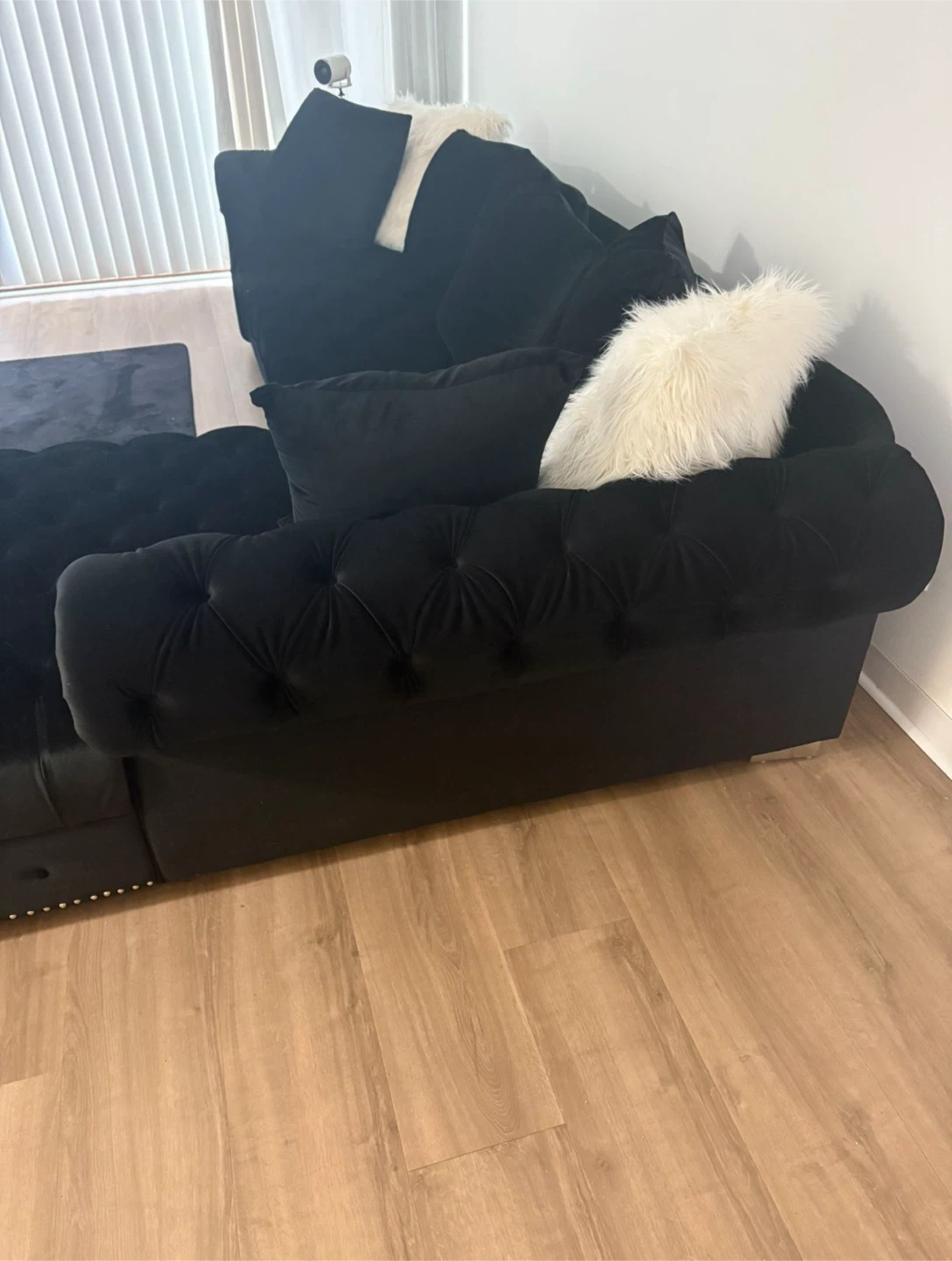 Black Velvet Tufted Sectional Sofa - photo 3