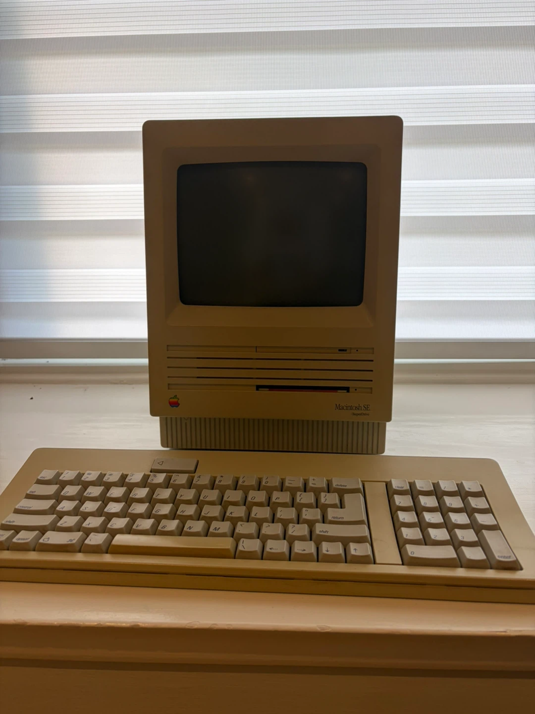 Apple Macintosh SE  SuperDrive with Keyboard and Bag