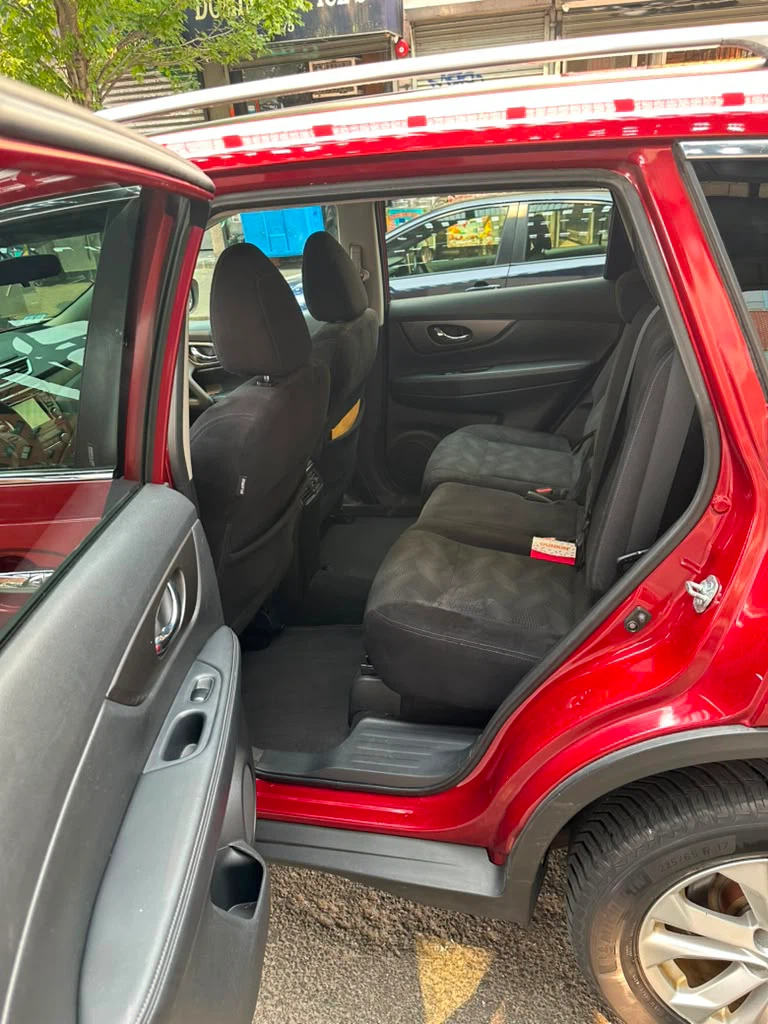 Red Nissan Rogue SUV - photo 4