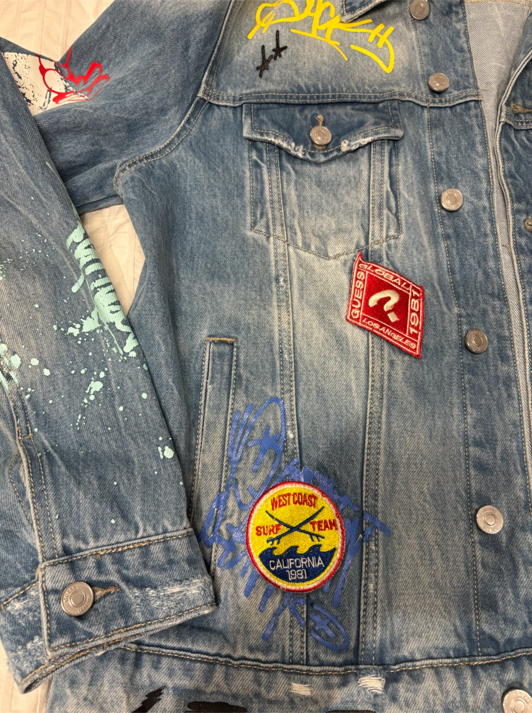 Guess Denim Jacket with Patches and Graphics - Size L - photo 3