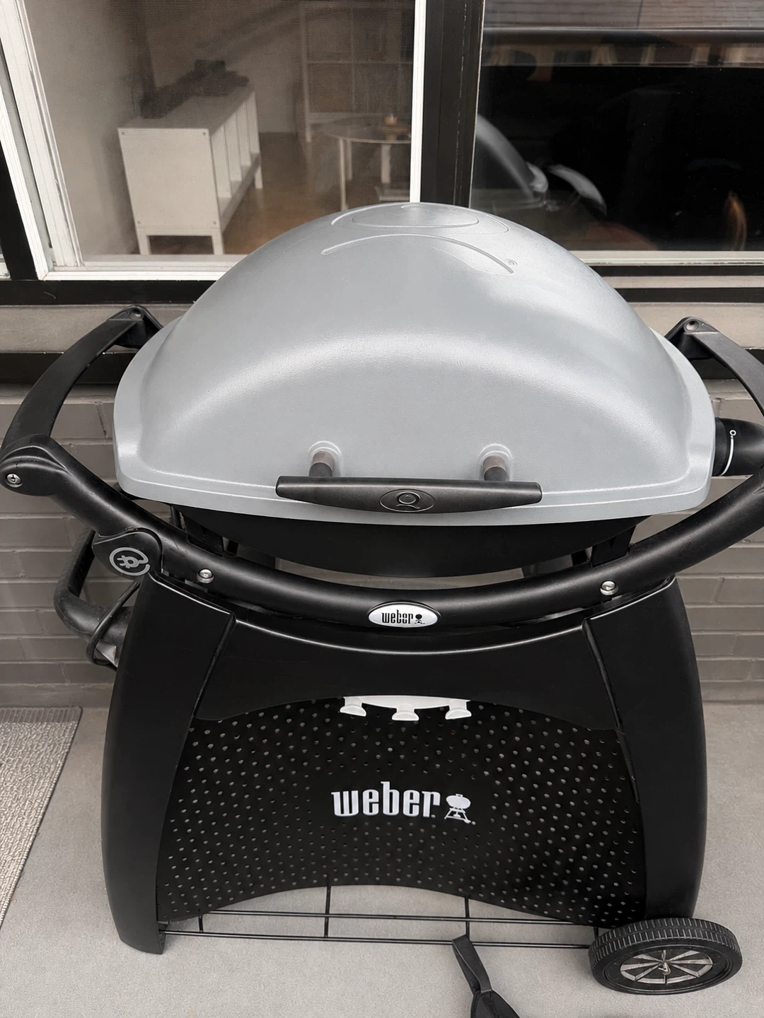Weber Q 2400 Electric BBQ with Rolling Stand & Cover