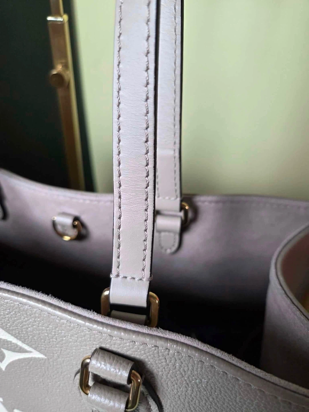 🎀 PRE-LOVED 🎀 Louis Vuitton On the go (OTG) Medium - photo 2