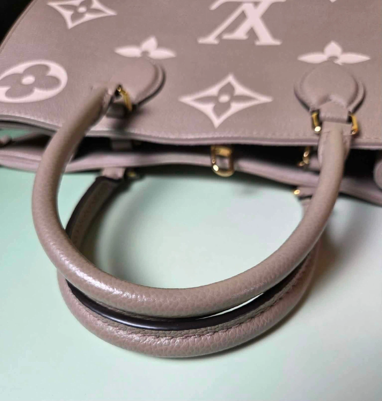 🎀 PRE-LOVED 🎀 Louis Vuitton On the go (OTG) Medium - photo 4