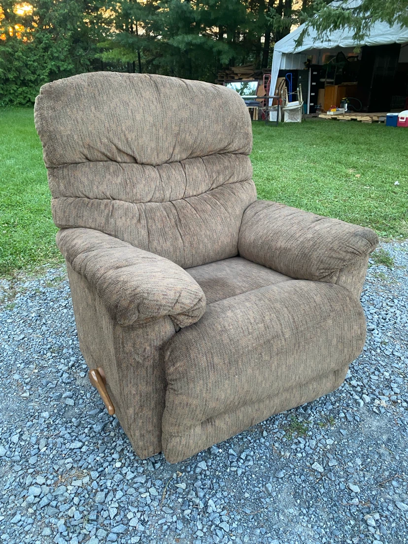 Comfy Vintage La-Z-Boy Recliner (CAN DELIVER)