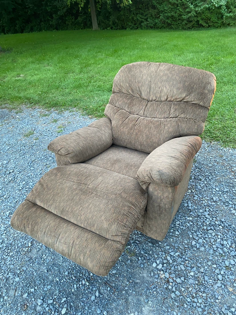 Comfy Vintage La-Z-Boy Recliner (CAN DELIVER) - photo 3