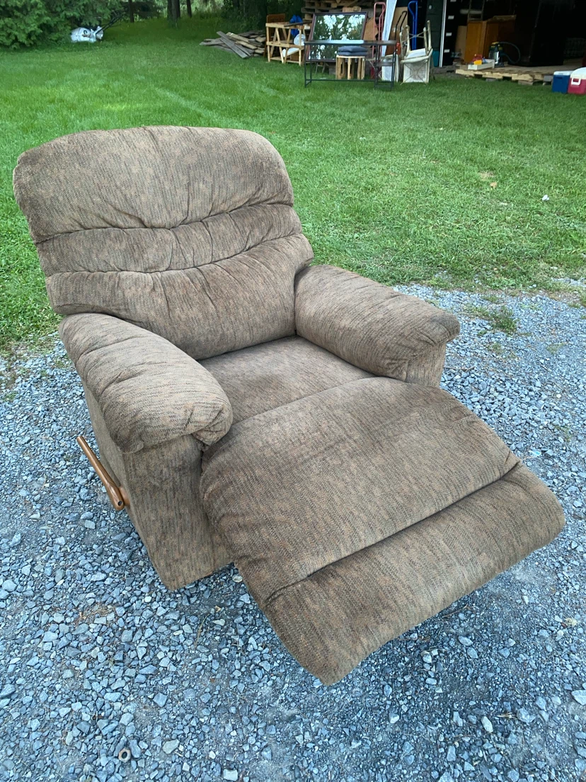 Comfy Vintage La-Z-Boy Recliner (CAN DELIVER) - photo 4