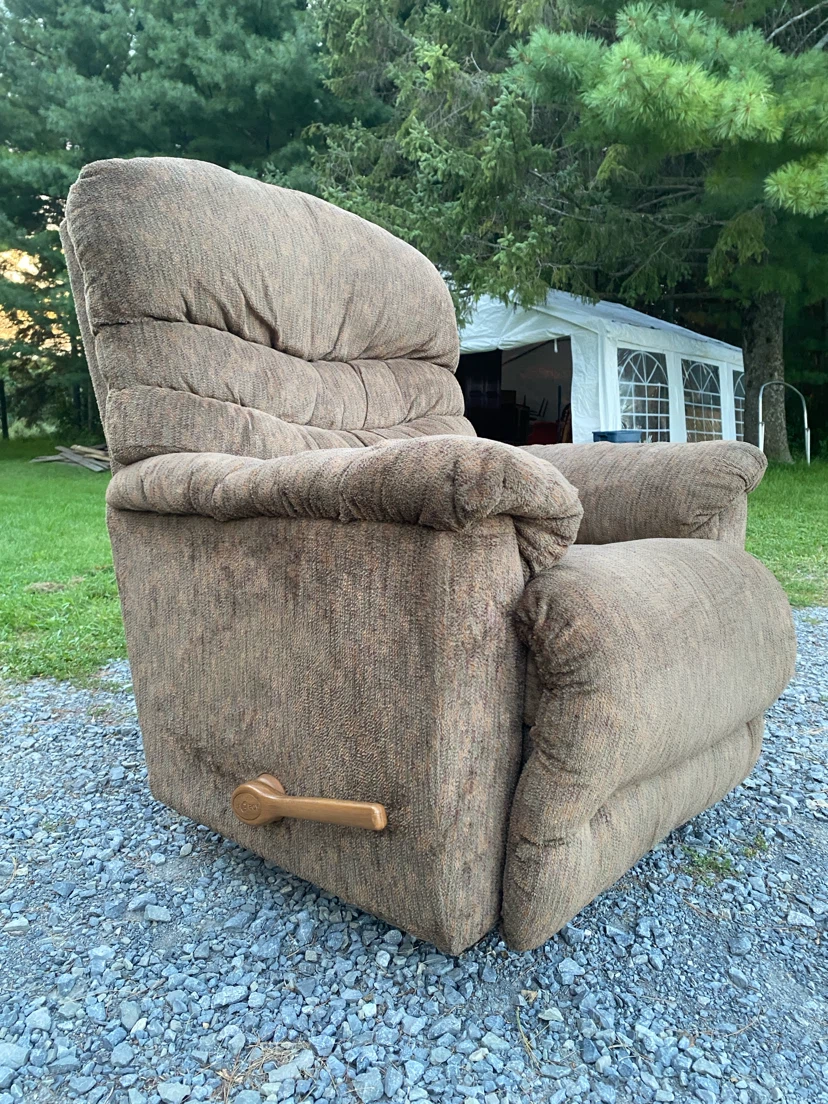 Comfy Vintage La-Z-Boy Recliner (CAN DELIVER) - photo 5