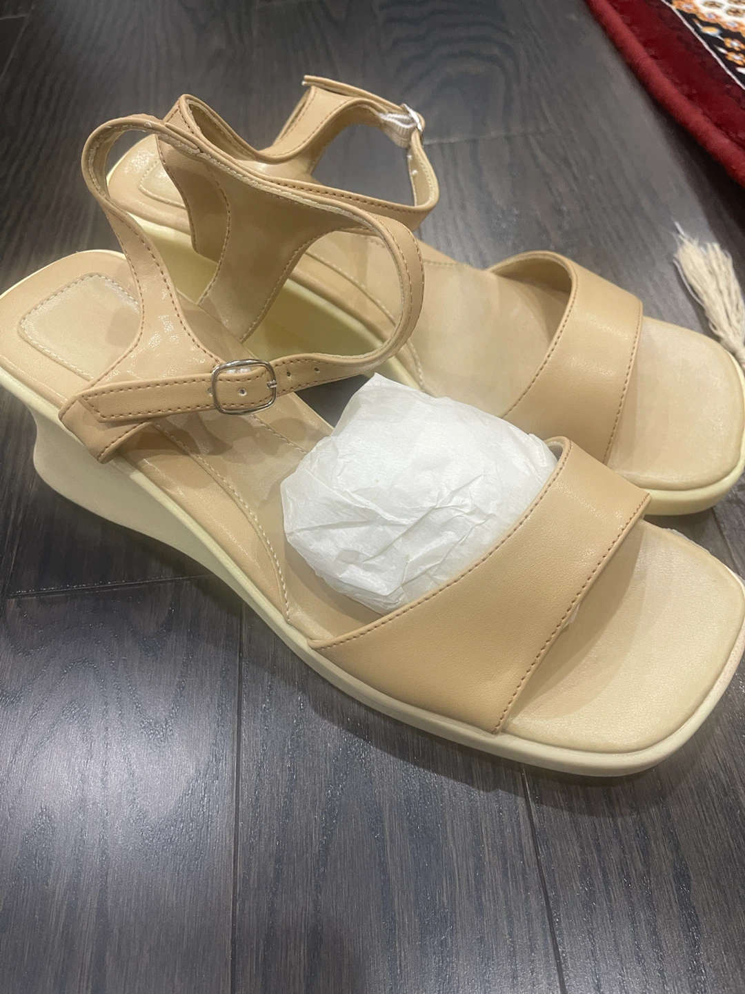 Women's Beige Wedge Sandals Brand New in box size 8 - photo 2