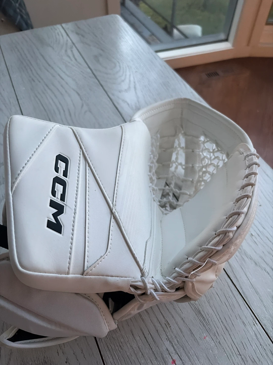 CCM Axis 2.9 Goalie Glove – Brand New - photo 2