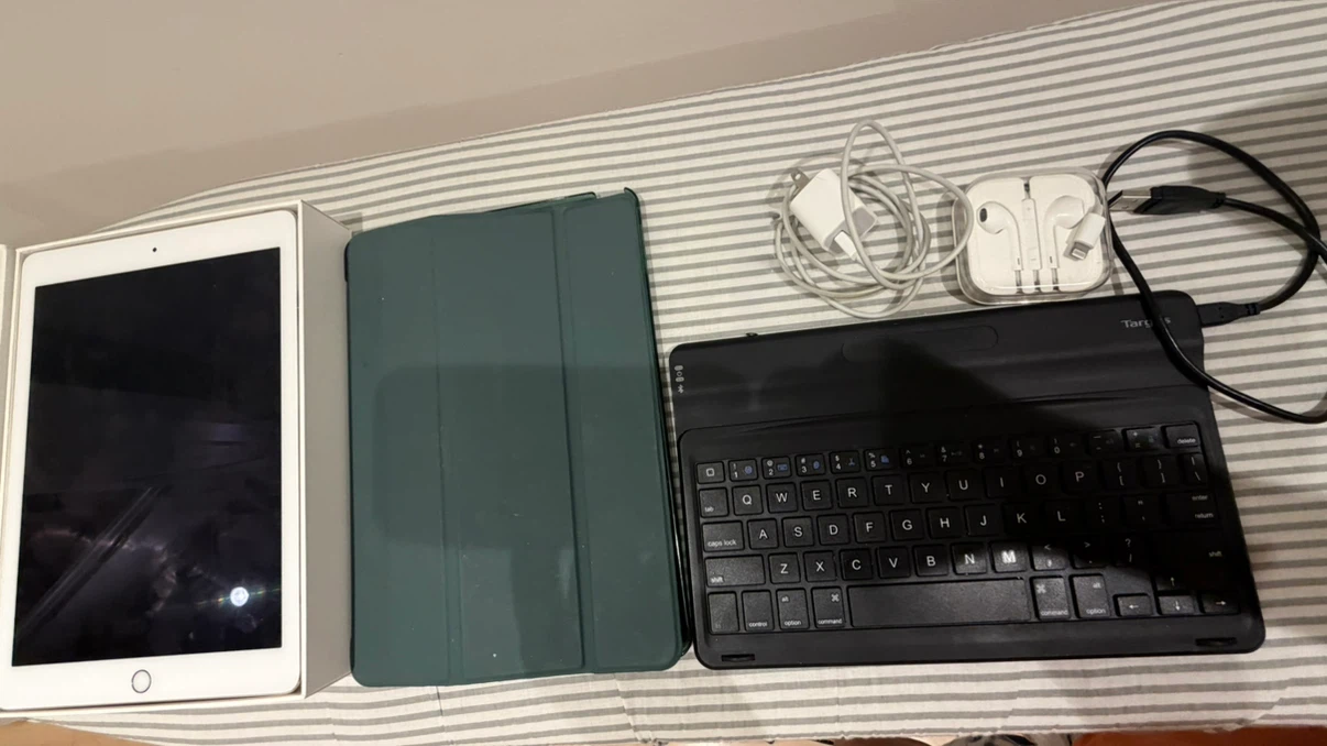 iPad Air 2 with Case and Keyboard - photo 2