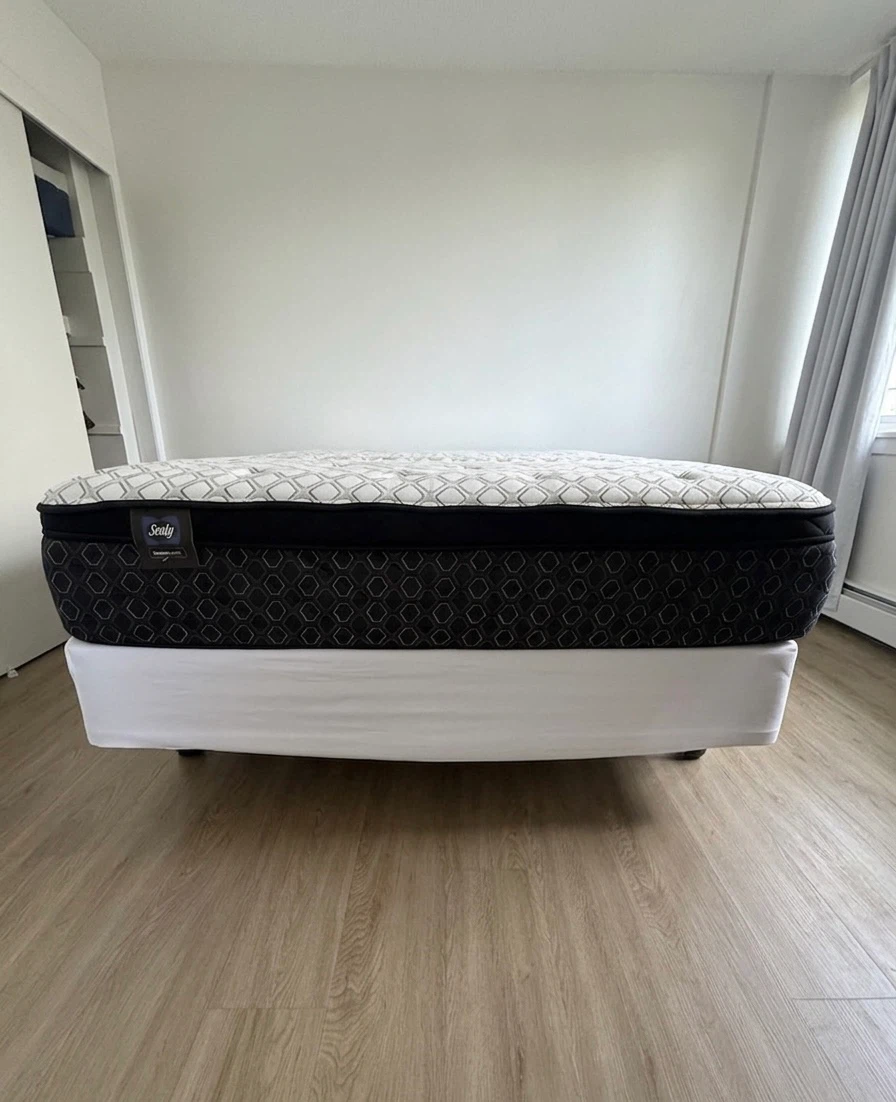 Sealy Posturepedic Queen Mattress with Boxspring - photo 2