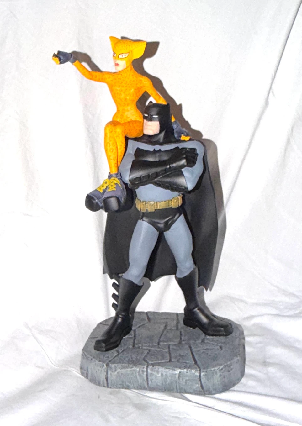 Dark knight strikes back statue Batman and cat girl. Damaged