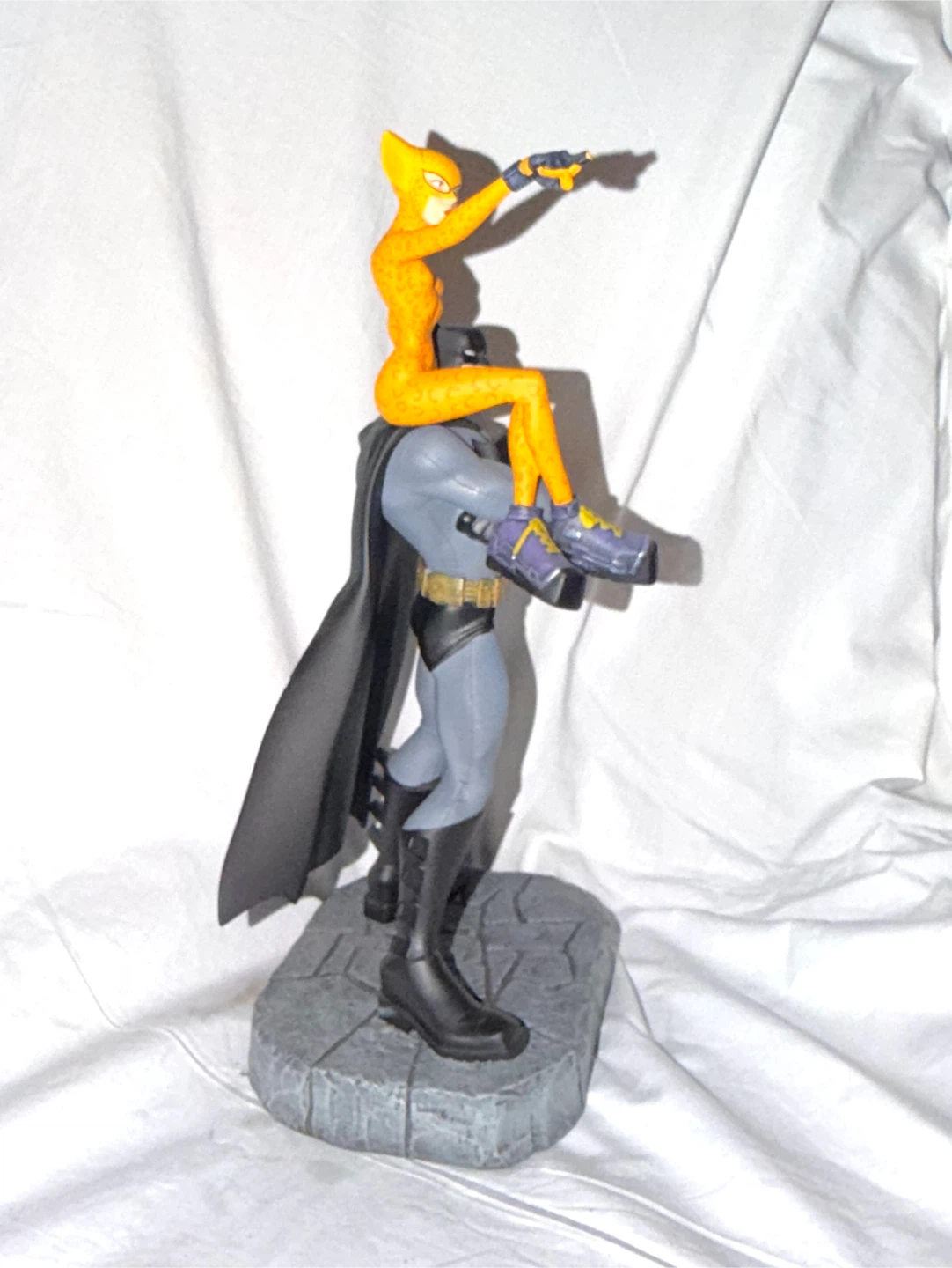 Dark knight strikes back statue Batman and cat girl. Damaged - photo 2