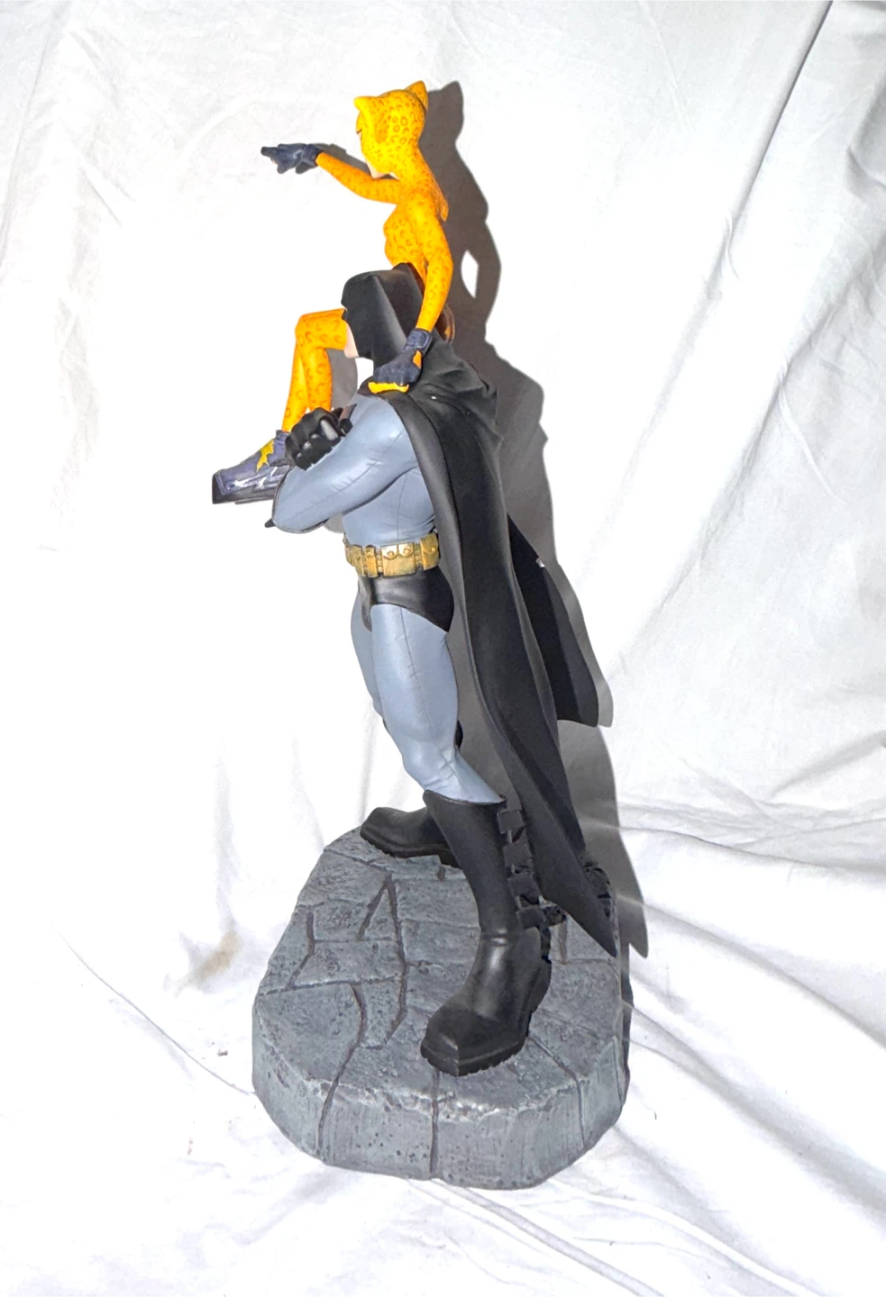 Dark knight strikes back statue Batman and cat girl. Damaged - photo 4