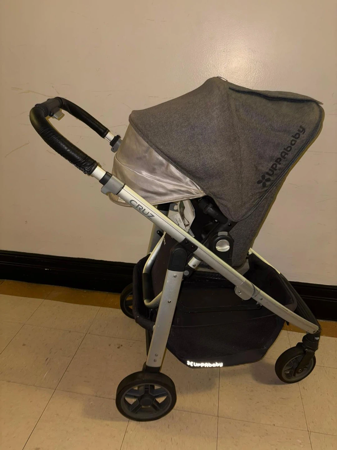 UPPAbaby Vista V2 stroller in excellent used - photo 3