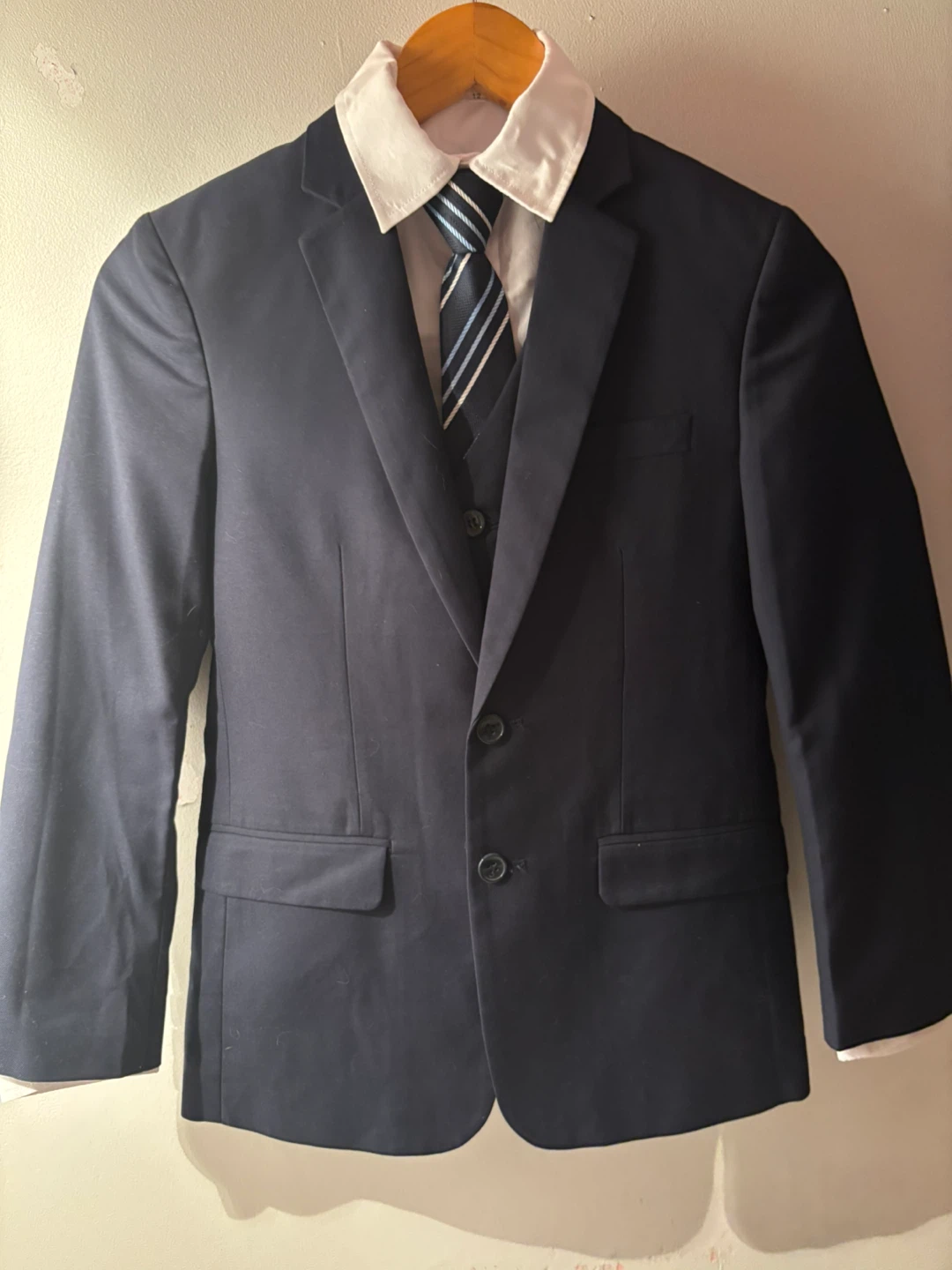 Costume 3 pièces pour garçon (veste, gilet, pantalon, cravate)