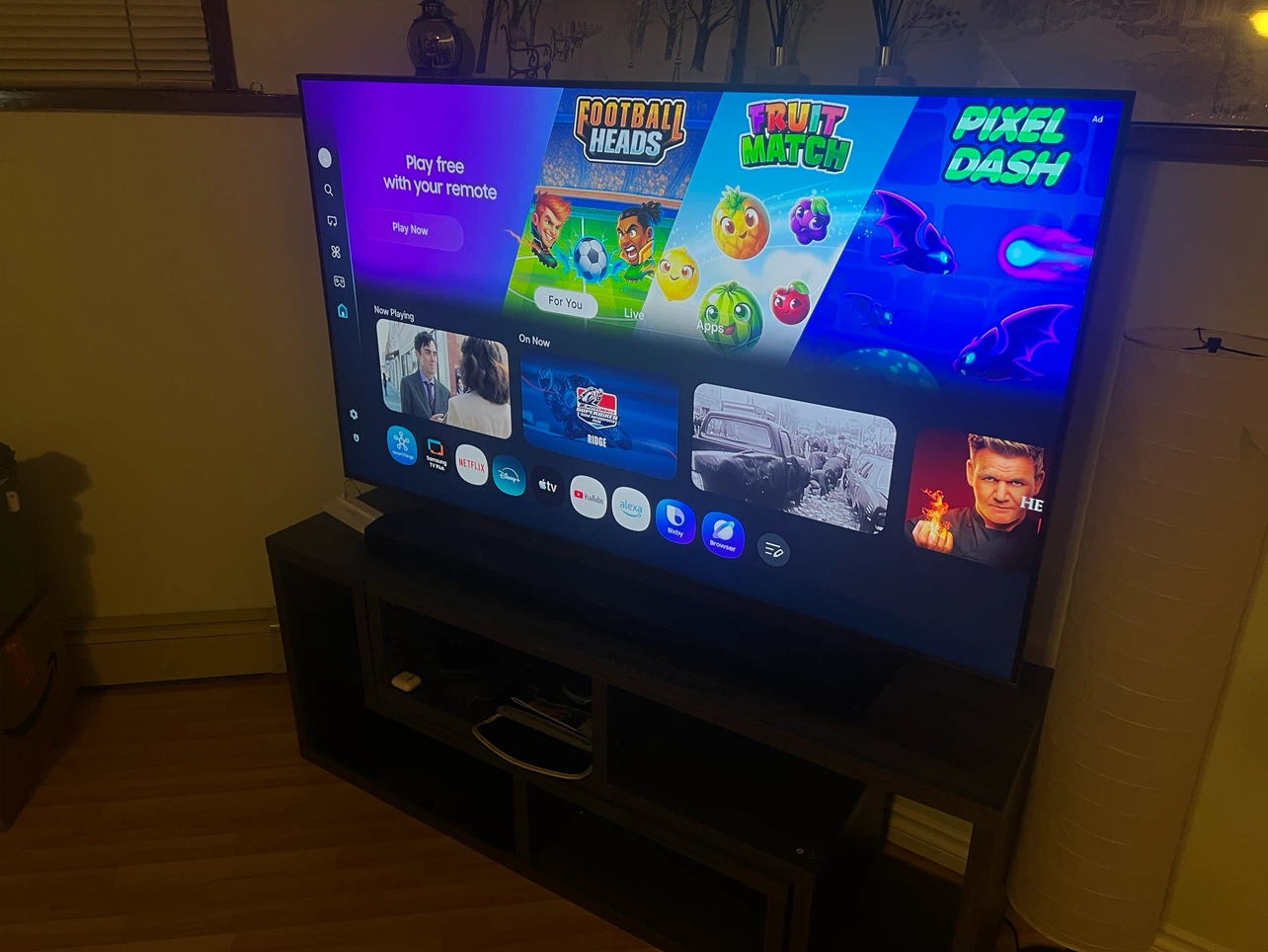 Samsung Smart TV with Soundbar 65”
