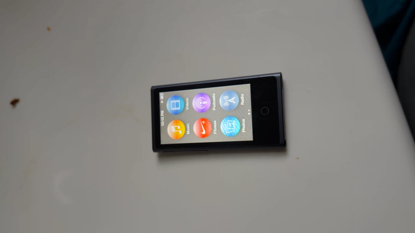 Apple iPod nano - photo 2