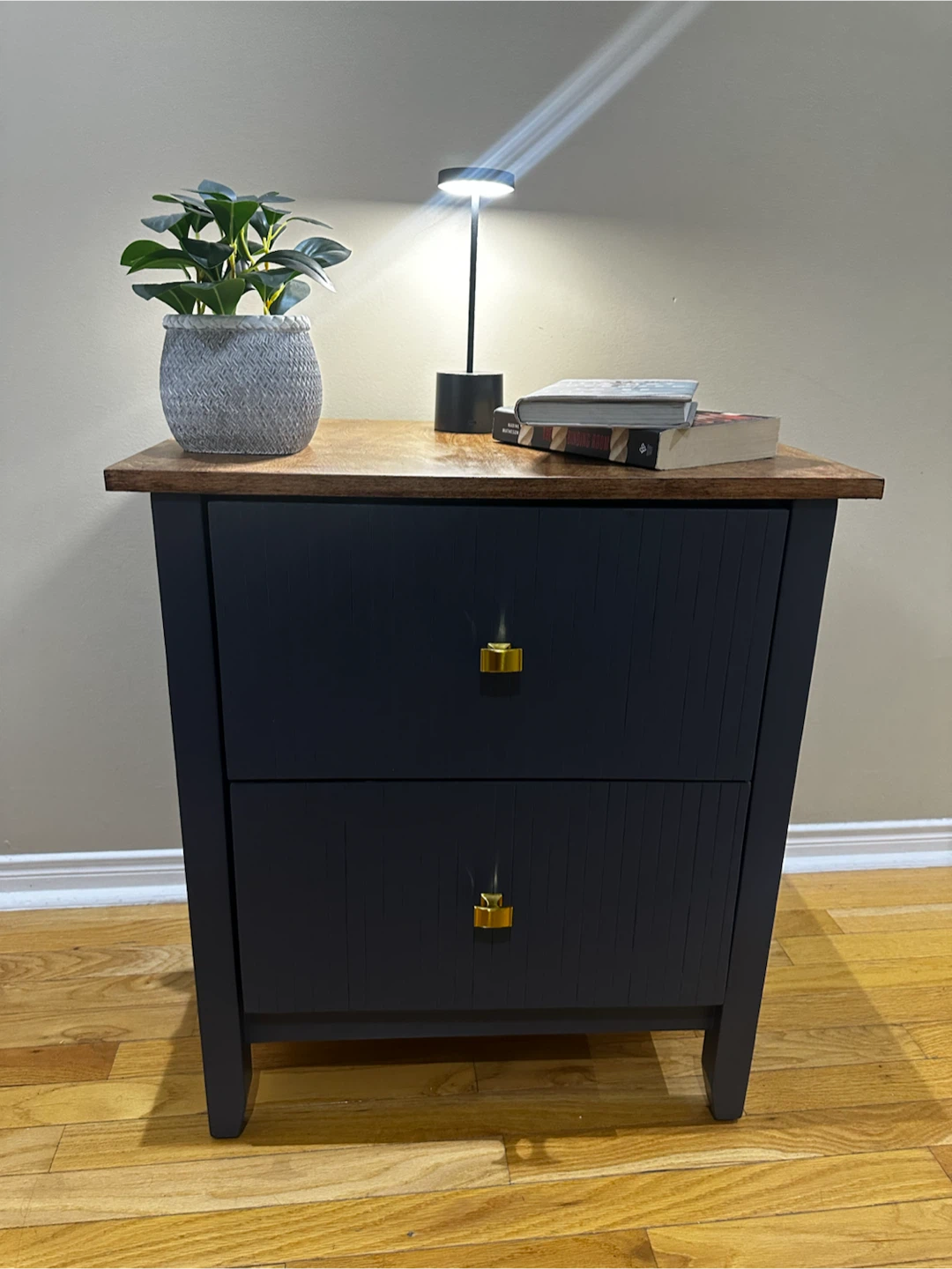 ✨ Hand-Refinished Nightstand ✨ - photo 2