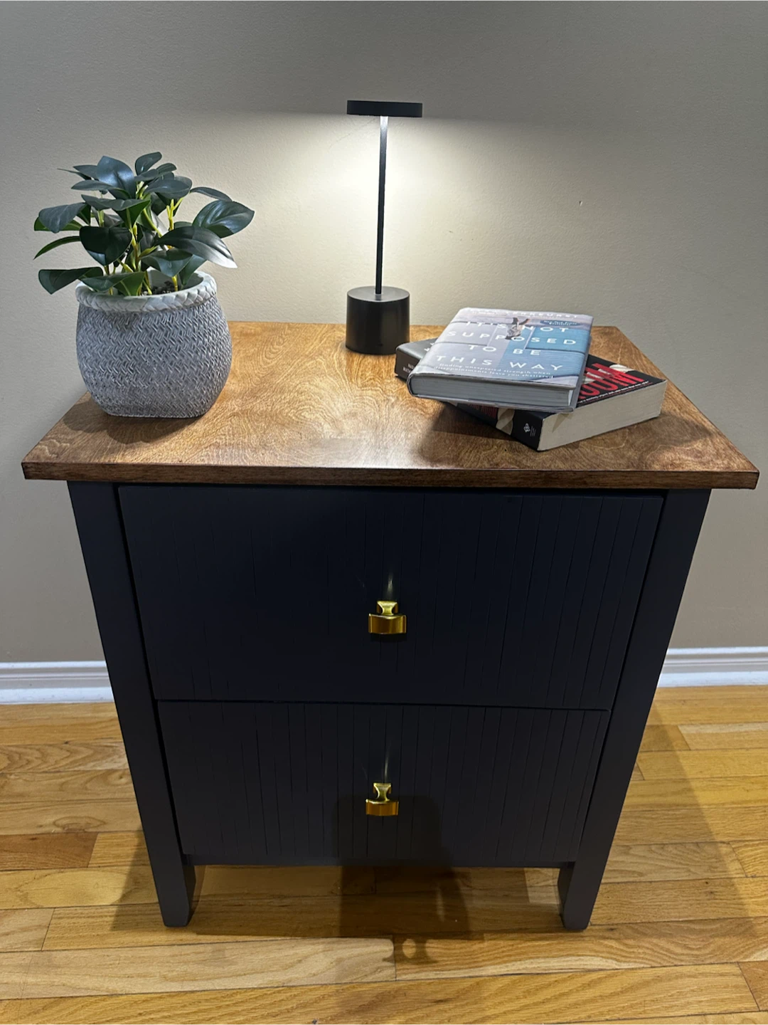 ✨ Hand-Refinished Nightstand ✨ - photo 3