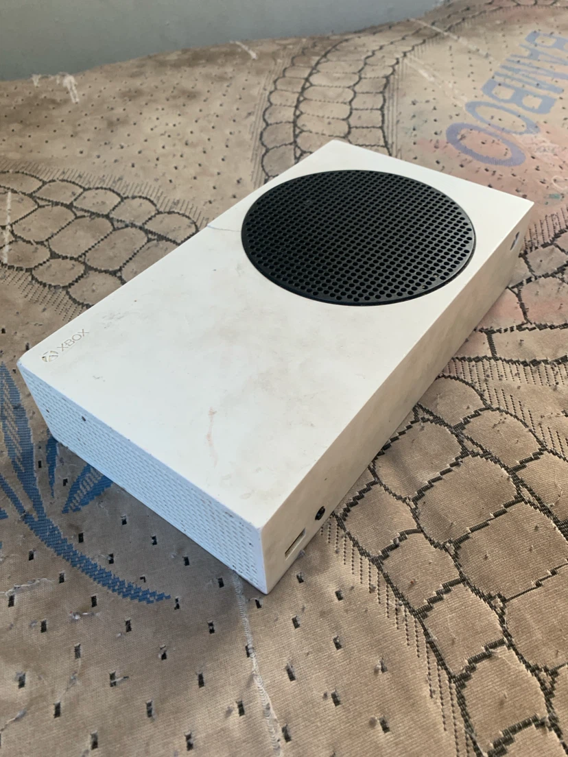 Xbox series s used comes with wired controller and cords