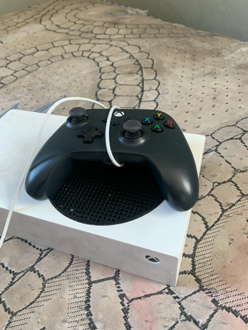Xbox series s used comes with wired controller and cords - photo 2