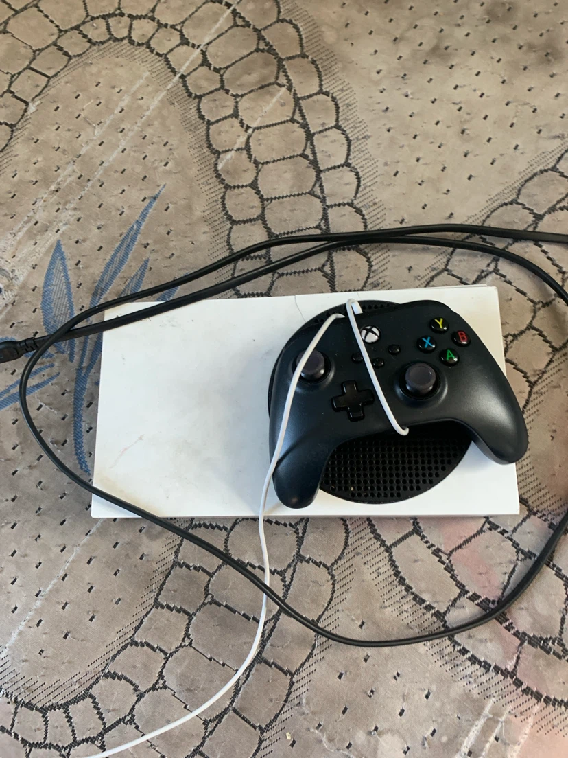 Xbox series s used comes with wired controller and cords - photo 3