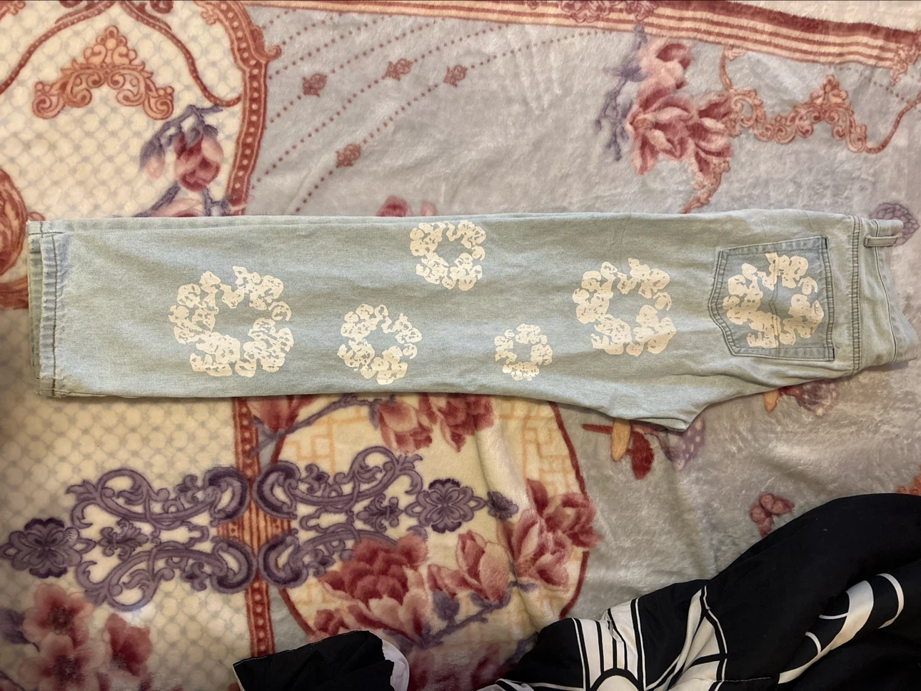 STRAIGHT COTTON WREATH DENIM PANT LIGHT WASH