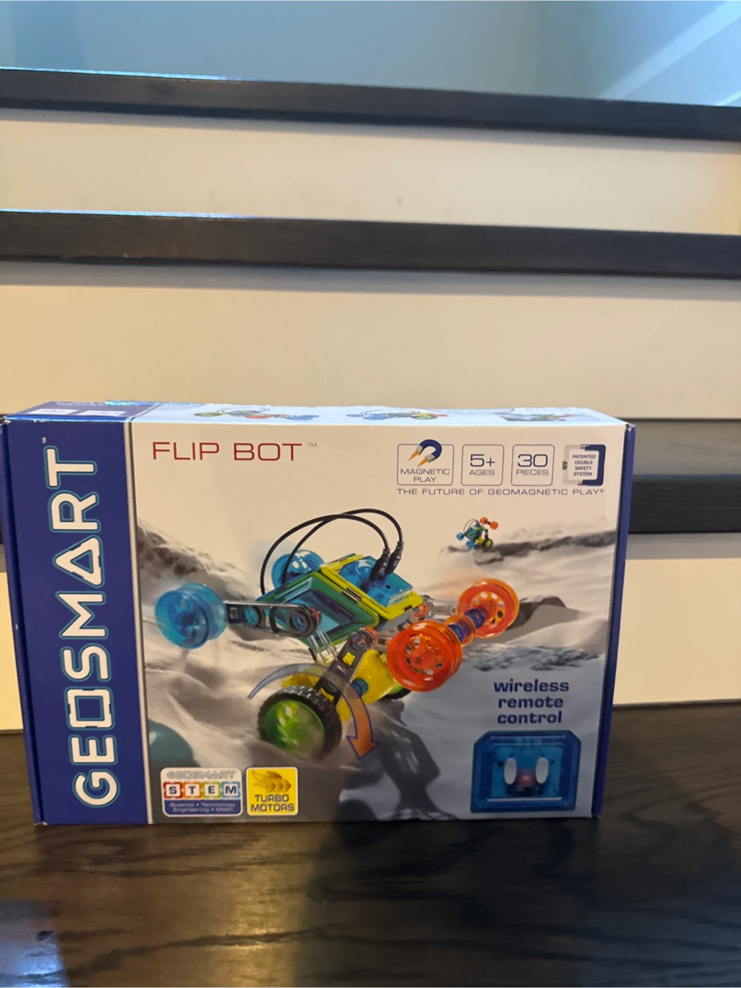 GEOSMART Flip Bot Magnetic Building Set