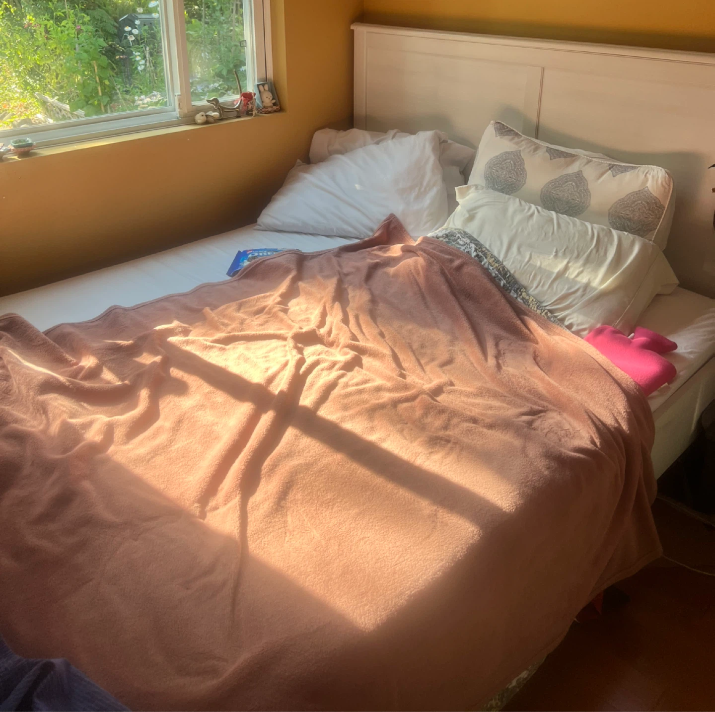[price negotiable] Queen Sized Bedframe with Headboard