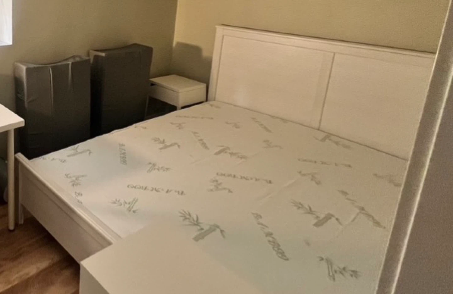 [price negotiable] Queen Sized Bedframe with Headboard - photo 2