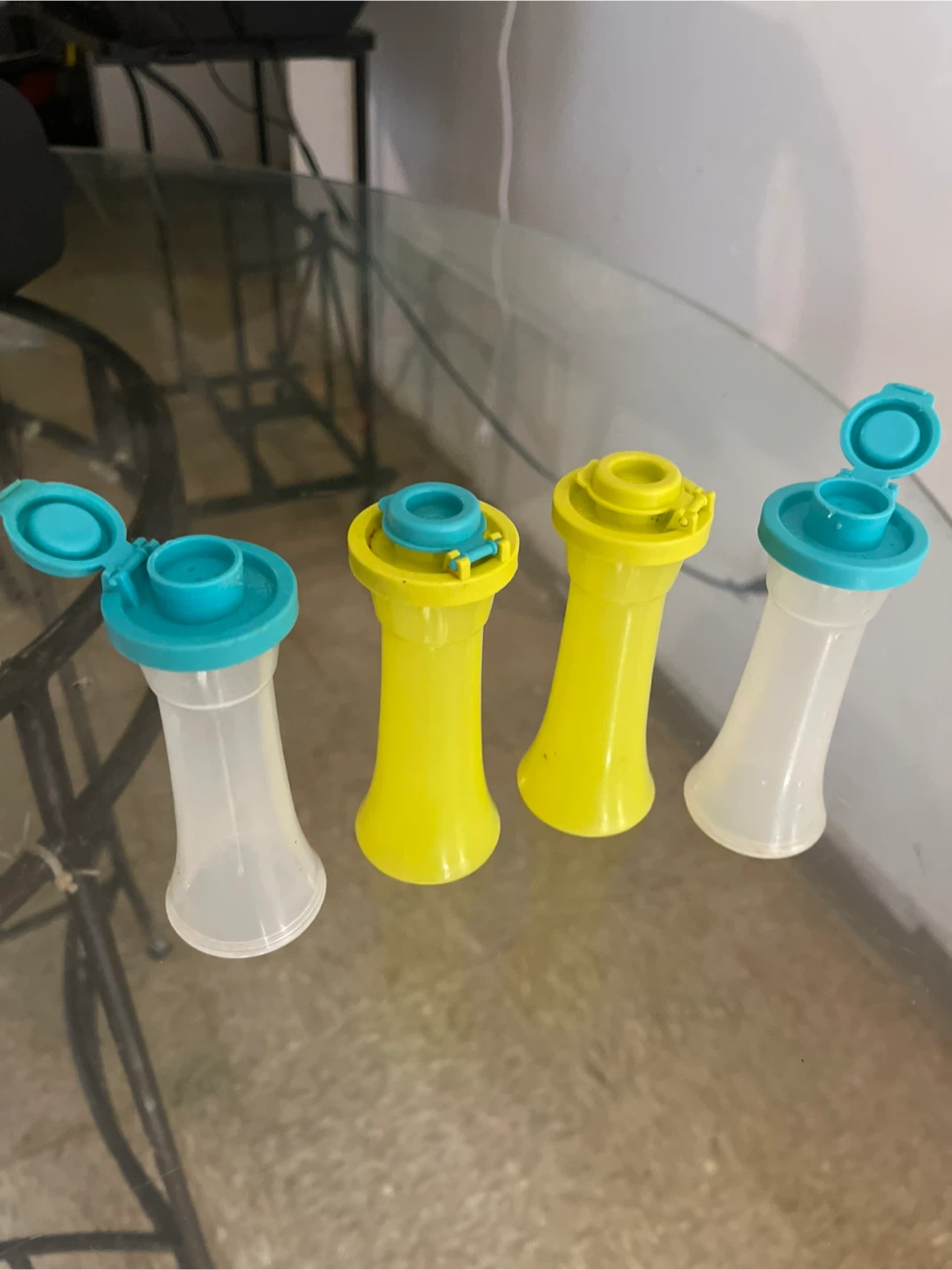 Tupperware Set of 6 Plastic Spice Shakers - photo 3