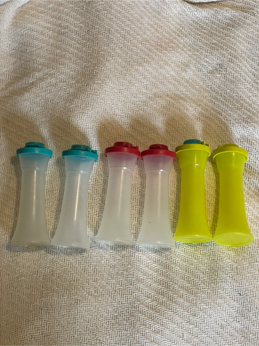 Tupperware Set of 6 Plastic Spice Shakers - photo 2