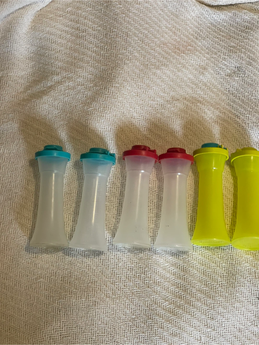 Tupperware Set of 6 Plastic Spice Shakers - photo 4