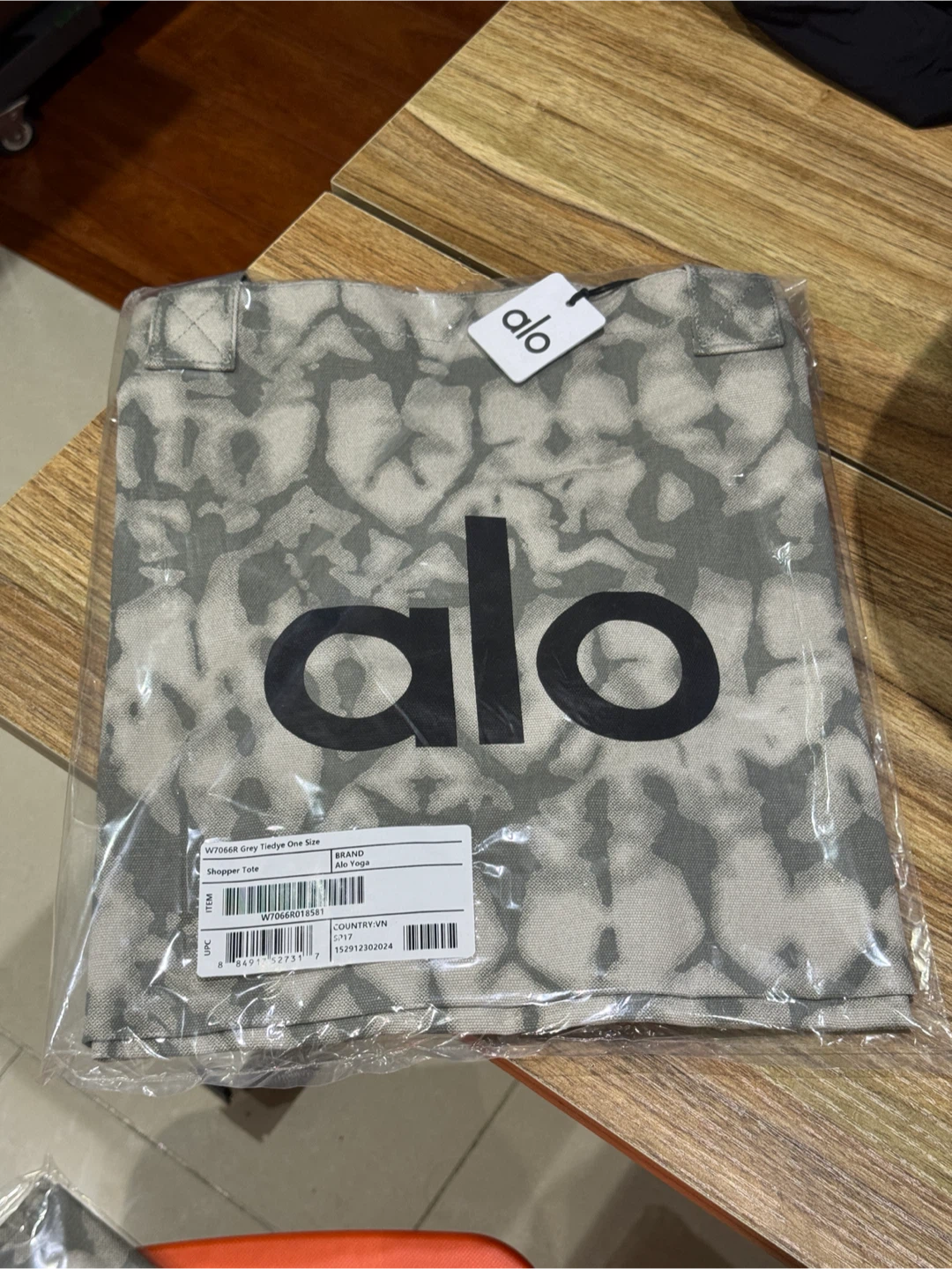 ALO Yoga Iconic Shoppers Bag