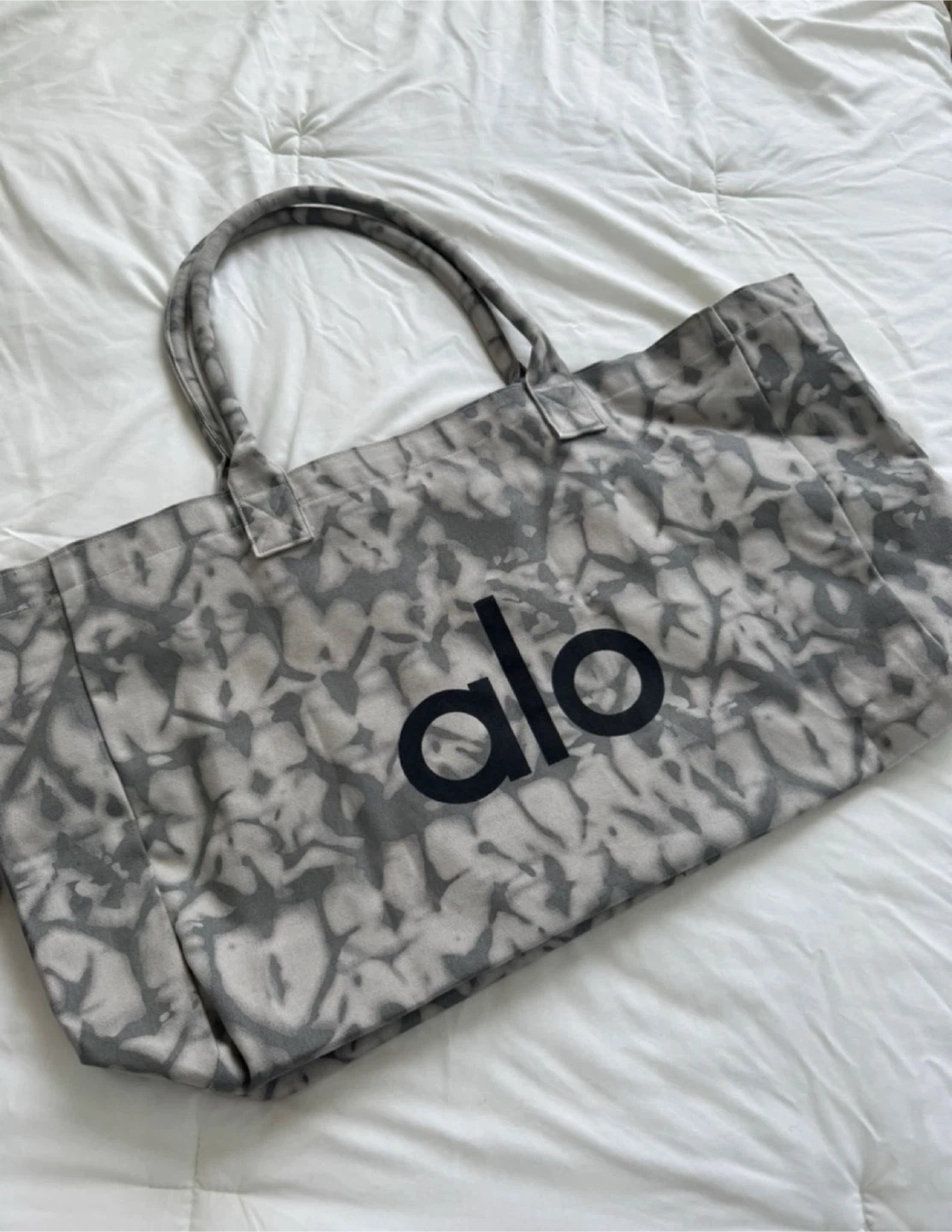 ALO Yoga Iconic Shoppers Bag - photo 3