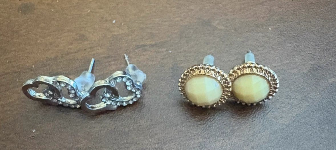 13 pairs of Earrings with Heart shaped box (New) (Free) - photo 3